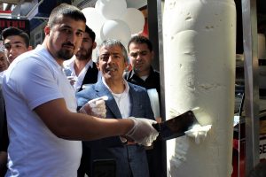 300 kilo dondurma satırla kesilerek dağıtıldı