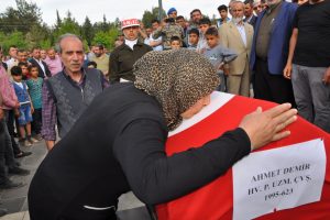 Kalp krizi ge&ccedil;iren uzman &ccedil;avuşa y&uuml;rekleri yakan uğurlama