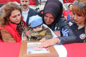 Şehide veda! 'Kalk Servet'im bak &ccedil;ocuğun geldi'