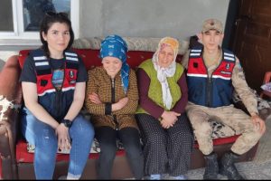 Ormanlık alanda kaybolan bayanı jandarma buldu