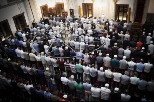 Bursa'da ilk teravih namazında camiler doldu taştı