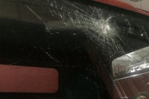 Şehir magandaları yangını s&ouml;nd&uuml;rmeye gelen itfaiye ekiplerini taşladı