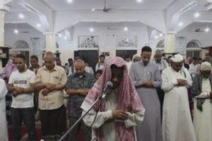 Yemen'de silah sesleri altında ilk teravih kılındı