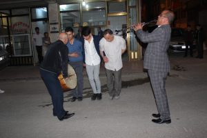 İlk sahura davul ve klarnet sesiyle uyandılar, halay &ccedil;ekip &ccedil;iftetelli oynadılar