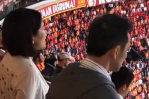 Japon gazeteci, ma&ccedil; &ouml;ncesi İstiklal Marşı'nı okudu