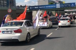 Trafikte tehlikeli mezuniyet sevinci