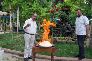 29 yıldır yapılıyor! 10 kilo tuzun i&ccedil;inde pişiyor