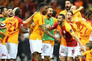 Galatasaray, son virajda şampiyonluğu bırakmıyor