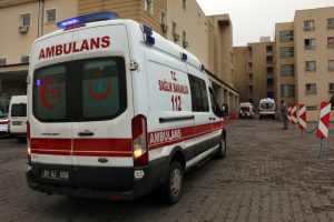 Taziyeden d&ouml;nenlerin minib&uuml;s&uuml; devrildi! 8 yaralı