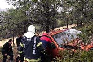 Şarampole yuvarlanan otomobildeki yaralıları itfaiye ekibi &ccedil;ıkardı