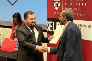 Trabzonsporlu y&ouml;netici Harvard'dan mezun oldu