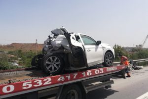 Tırın &ccedil;arptığı otomobil bu hale geldi!