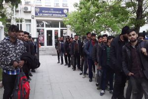 23 ka&ccedil;ak yakalandı, 1 organizat&ouml;r tutuklandı