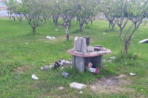 Şehir magandaları piknik alanının masalarını yakıp, barbek&uuml;lerini kırmış