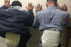 V&uuml;cutlarına sarılı 3 kilo esrarla yakalandılar