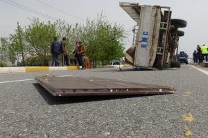 Otomobil kamyonetle &ccedil;arpıştı: 2 yaralı