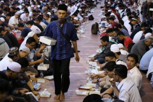 Endonezya'da ilk iftar heyecanı