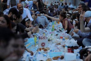 AK Parti'den belediyelere iftar &ccedil;ağrısı: Vatandaşlarımızın g&ouml;n&uuml;llerine misafir olmalıyız