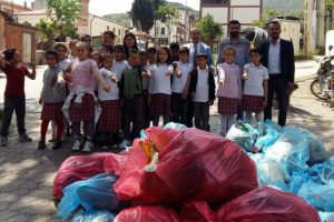 &Uuml;&ccedil; bin &ouml;ğrenci cadde sokaklarda &ccedil;&ouml;p topladı
