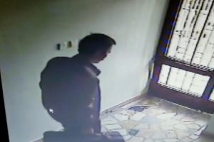 Karısını &ouml;ld&uuml;ren katil kocanın bavulla binadan uzaklaşması kamerada