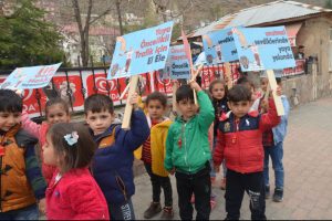 Kato Dağı eteklerinde minik &ouml;ğrenciler trafikte yaya &ouml;nceliği i&ccedil;in d&uuml;d&uuml;k &ccedil;aldı