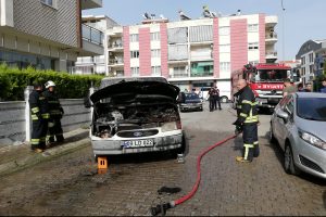 Saniyeler &ouml;nce park ettiği aracı hurdaya d&ouml;nd&uuml;