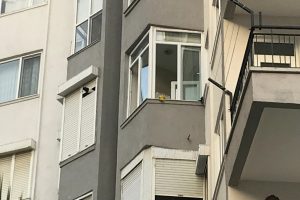 Cam silerken 4. kattan d&uuml;şen kadın &ouml;ld&uuml;