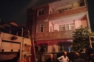 Ekmek pişirmek i&ccedil;in yaktıkları ateş binayı k&uuml;le &ccedil;eviriyordu