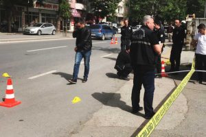 Caddede karşılaştığı husumetlisini bı&ccedil;aklayarak, &ouml;ld&uuml;rd&uuml;