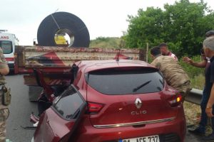 Otomobil TIR'ın altına girdi