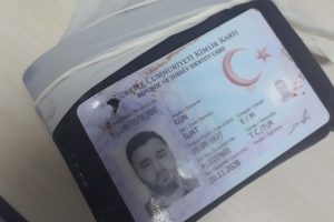 Pantalonun &ouml;n cebindeki c&uuml;zdanı &ouml;l&uuml;mden kurtardı