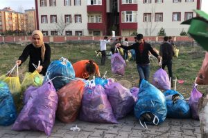 Hayvansever &uuml;niversiteli gen&ccedil;ler kamp&uuml;s yolunu temizledi