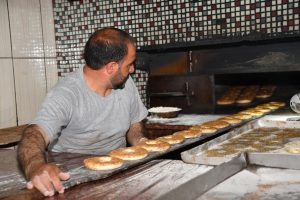 Ramazan ayının vazge&ccedil;ilmezi taban simidi mesaisi başladı