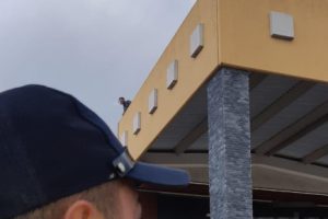 AVM terasından atladı, d&uuml;şt&uuml;ğ&uuml; branda &uuml;zerinde kendini bı&ccedil;akladı