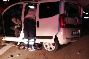 Hafif ticari ara&ccedil; TIR'a &ccedil;arptı! 1 &ouml;l&uuml;, 2 yaralı