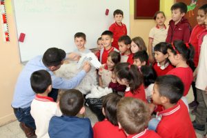 Atıklardan yaptığı maketlerle dersleri eğlenceli hale getiriyor