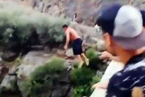 Gen&ccedil;lere 'cesaret dersi vereceğim' dedi ve 35 metreden atladı