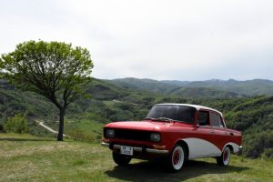 Bursa'da bir kavanoz bal karşılığında aldıkları otomobili baştan başa yenilediler