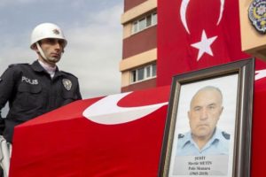 Şehit polis  Mevl&uuml;t Metin'i son yolcuğuna meslektaşları uğurladı