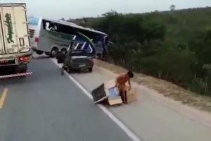 Feci kazanın ardından b&ouml;lge sakinleri TIR'ı yağmaladı!
