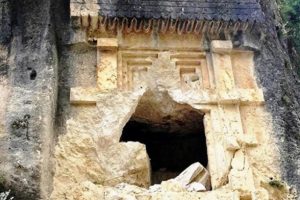 2 bin 500 yıllık Likya kaya mezarını bu hale getirdiler