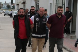 &Ccedil;ocuklara uyuşturucu sattırdığı iddia edilen 3 kişi tutuklandı