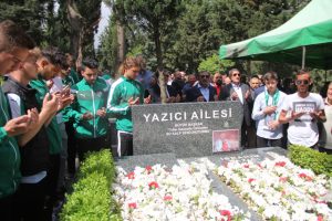 Bursaspor'un şampiyon başkanı İbrahim Yazıcı mezarı başında anıldı