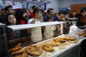 Ramazan'da sıcak pide i&ccedil;in uzun kuyruklar oluştu