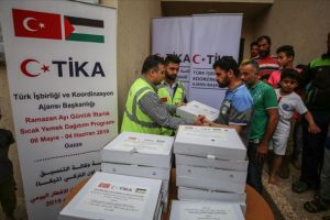 TİKA Gazze'de ihtiya&ccedil; sahibi ailelere iftar yemeği dağıtıyor