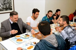 Rekt&ouml;r, &ouml;ğrencilerle sahur yaptı