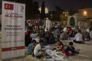 T&uuml;rk Kızılay Mescid-i Aksa'da iftar verdi