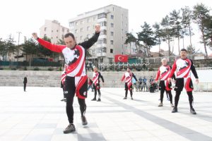 Atat&uuml;rk'&uuml;n izinde pedal &ccedil;eviriyorlar