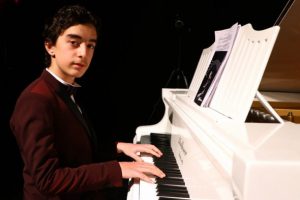 Kimsesiz &ccedil;ocuklar yararına verdiği konserlerle takdir topluyor