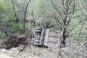 Hafriyat kamyonu u&ccedil;uruma yuvarladı!